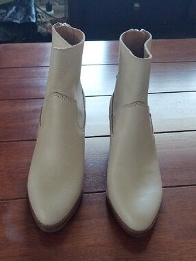 Sofft Leather Cream Pointed Toe Chelsea Ankle Boots